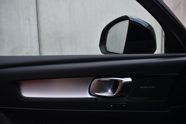 Volvo XC40 B4 211PK Automaat Plus Dark / Adaptieve Cruise control / Harman Kardon / Elektrisch verst. voorstoelen / Elektr. achterklep / Stoelverwarming / Stuurverwarming / Achteruitrijcamera / Wegklapbare trekhaak /
