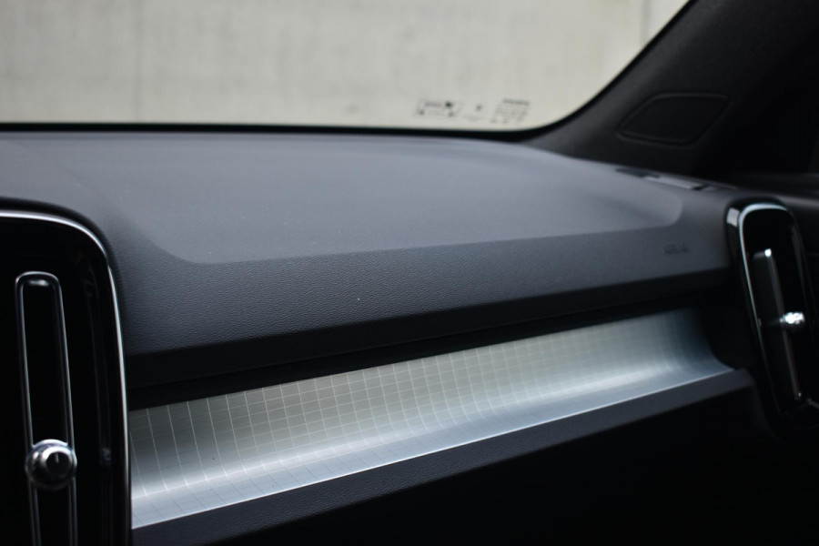 Volvo XC40 B4 211PK Automaat Plus Dark / Adaptieve Cruise control / Harman Kardon / Elektrisch verst. voorstoelen / Elektr. achterklep / Stoelverwarming / Stuurverwarming / Achteruitrijcamera / Wegklapbare trekhaak /