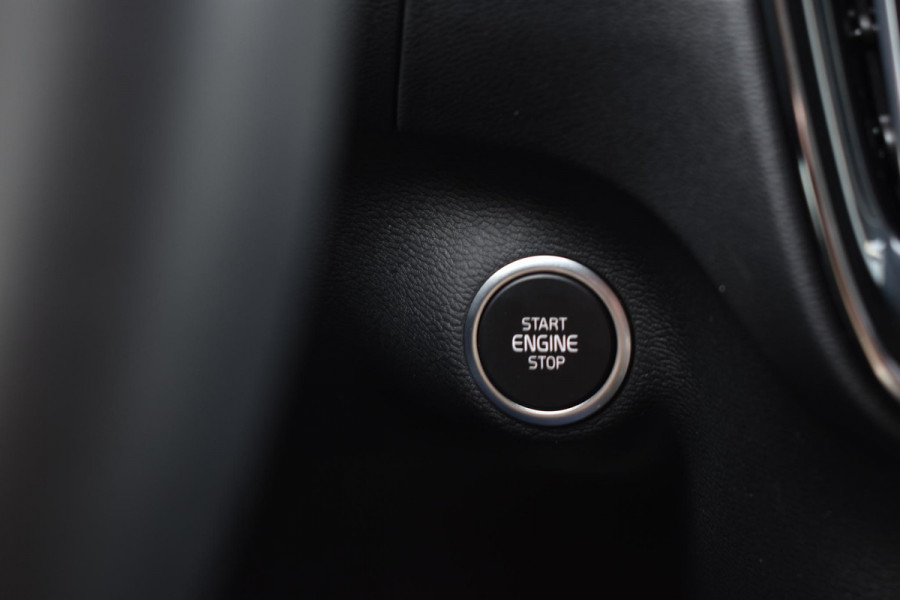 Volvo XC40 B4 211PK Automaat Plus Dark / Adaptieve Cruise control / Harman Kardon / Elektrisch verst. voorstoelen / Elektr. achterklep / Stoelverwarming / Stuurverwarming / Achteruitrijcamera / Wegklapbare trekhaak /