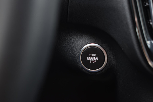 Volvo XC40 B4 211PK Automaat Plus Dark / Adaptieve Cruise control / Harman Kardon / Elektrisch verst. voorstoelen / Elektr. achterklep / Stoelverwarming / Stuurverwarming / Achteruitrijcamera / Wegklapbare trekhaak /