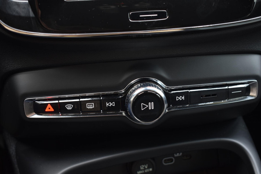 Volvo XC40 B4 211PK Automaat Plus Dark / Adaptieve Cruise control / Harman Kardon / Elektrisch verst. voorstoelen / Elektr. achterklep / Stoelverwarming / Stuurverwarming / Achteruitrijcamera / Wegklapbare trekhaak /