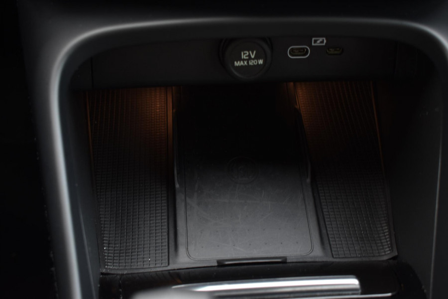 Volvo XC40 B4 211PK Automaat Plus Dark / Adaptieve Cruise control / Harman Kardon / Elektrisch verst. voorstoelen / Elektr. achterklep / Stoelverwarming / Stuurverwarming / Achteruitrijcamera / Wegklapbare trekhaak /