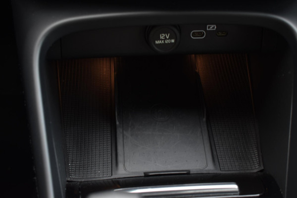Volvo XC40 B4 211PK Automaat Plus Dark / Adaptieve Cruise control / Harman Kardon / Elektrisch verst. voorstoelen / Elektr. achterklep / Stoelverwarming / Stuurverwarming / Achteruitrijcamera / Wegklapbare trekhaak /