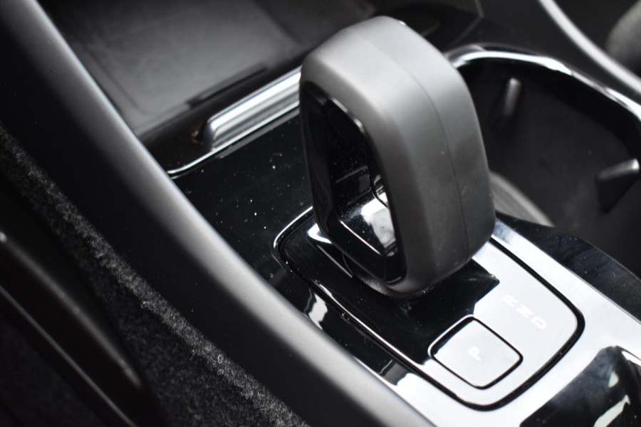 Volvo XC40 B4 211PK Automaat Plus Dark / Adaptieve Cruise control / Harman Kardon / Elektrisch verst. voorstoelen / Elektr. achterklep / Stoelverwarming / Stuurverwarming / Achteruitrijcamera / Wegklapbare trekhaak /