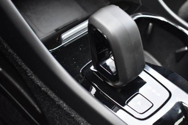 Volvo XC40 B4 211PK Automaat Plus Dark / Adaptieve Cruise control / Harman Kardon / Elektrisch verst. voorstoelen / Elektr. achterklep / Stoelverwarming / Stuurverwarming / Achteruitrijcamera / Wegklapbare trekhaak /