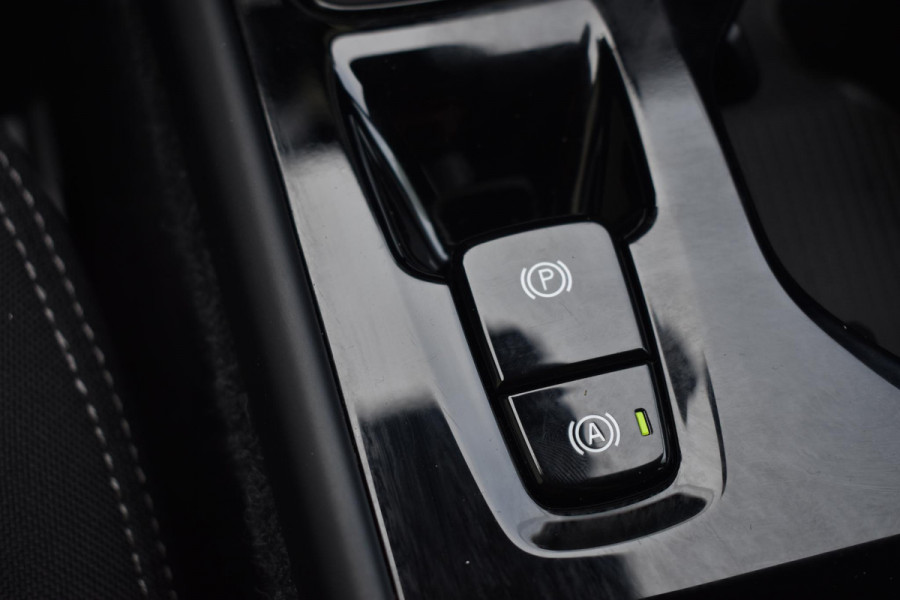 Volvo XC40 B4 211PK Automaat Plus Dark / Adaptieve Cruise control / Harman Kardon / Elektrisch verst. voorstoelen / Elektr. achterklep / Stoelverwarming / Stuurverwarming / Achteruitrijcamera / Wegklapbare trekhaak /