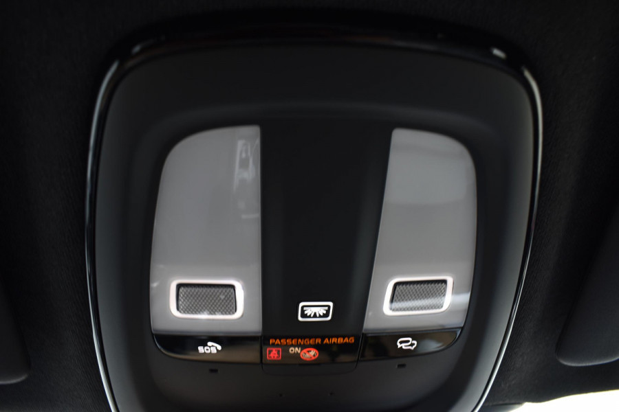 Volvo XC40 B4 211PK Automaat Plus Dark / Adaptieve Cruise control / Harman Kardon / Elektrisch verst. voorstoelen / Elektr. achterklep / Stoelverwarming / Stuurverwarming / Achteruitrijcamera / Wegklapbare trekhaak /