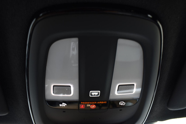 Volvo XC40 B4 211PK Automaat Plus Dark / Adaptieve Cruise control / Harman Kardon / Elektrisch verst. voorstoelen / Elektr. achterklep / Stoelverwarming / Stuurverwarming / Achteruitrijcamera / Wegklapbare trekhaak /