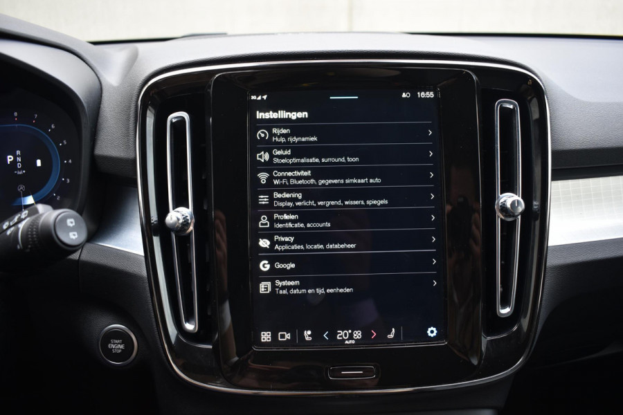 Volvo XC40 B4 211PK Automaat Plus Dark / Adaptieve Cruise control / Harman Kardon / Elektrisch verst. voorstoelen / Elektr. achterklep / Stoelverwarming / Stuurverwarming / Achteruitrijcamera / Wegklapbare trekhaak /