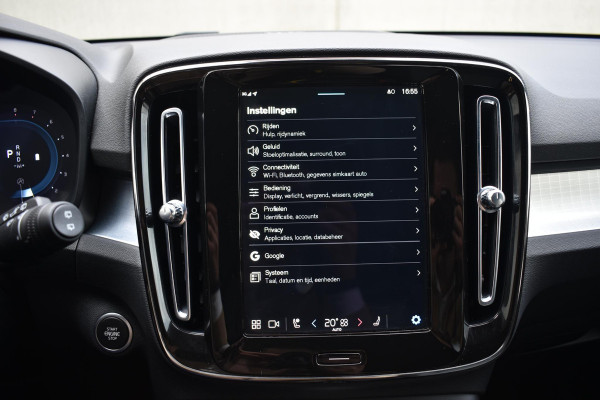 Volvo XC40 B4 211PK Automaat Plus Dark / Adaptieve Cruise control / Harman Kardon / Elektrisch verst. voorstoelen / Elektr. achterklep / Stoelverwarming / Stuurverwarming / Achteruitrijcamera / Wegklapbare trekhaak /