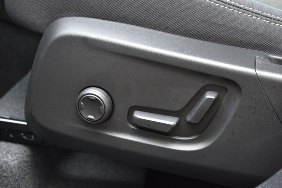 Volvo XC40 B4 211PK Automaat Plus Dark / Adaptieve Cruise control / Harman Kardon / Elektrisch verst. voorstoelen / Elektr. achterklep / Stoelverwarming / Stuurverwarming / Achteruitrijcamera / Wegklapbare trekhaak /