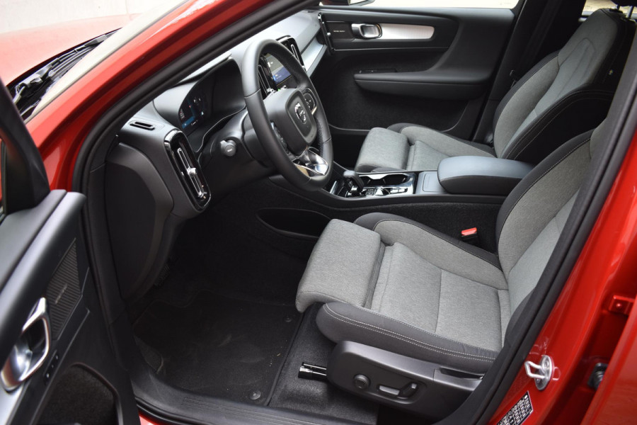 Volvo XC40 B4 211PK Automaat Plus Dark / Adaptieve Cruise control / Harman Kardon / Elektrisch verst. voorstoelen / Elektr. achterklep / Stoelverwarming / Stuurverwarming / Achteruitrijcamera / Wegklapbare trekhaak /
