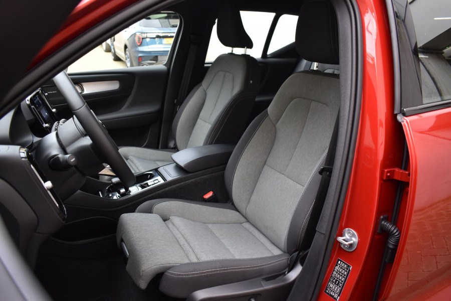 Volvo XC40 B4 211PK Automaat Plus Dark / Adaptieve Cruise control / Harman Kardon / Elektrisch verst. voorstoelen / Elektr. achterklep / Stoelverwarming / Stuurverwarming / Achteruitrijcamera / Wegklapbare trekhaak /