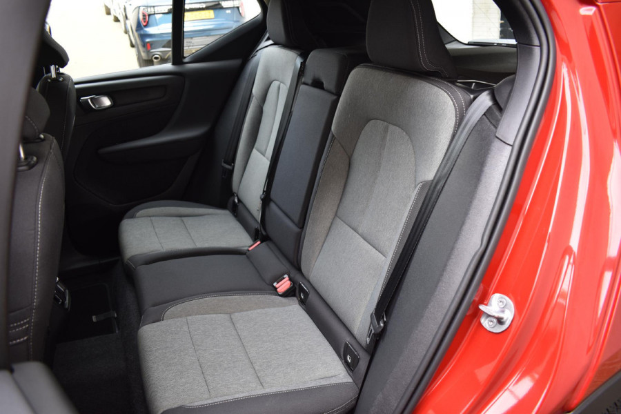 Volvo XC40 B4 211PK Automaat Plus Dark / Adaptieve Cruise control / Harman Kardon / Elektrisch verst. voorstoelen / Elektr. achterklep / Stoelverwarming / Stuurverwarming / Achteruitrijcamera / Wegklapbare trekhaak /