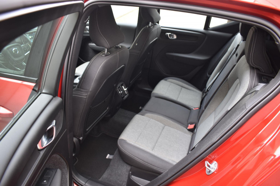 Volvo XC40 B4 211PK Automaat Plus Dark / Adaptieve Cruise control / Harman Kardon / Elektrisch verst. voorstoelen / Elektr. achterklep / Stoelverwarming / Stuurverwarming / Achteruitrijcamera / Wegklapbare trekhaak /