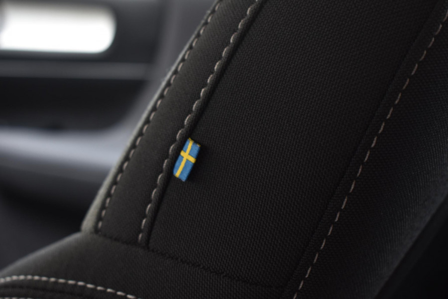 Volvo XC40 B4 211PK Automaat Plus Dark / Adaptieve Cruise control / Harman Kardon / Elektrisch verst. voorstoelen / Elektr. achterklep / Stoelverwarming / Stuurverwarming / Achteruitrijcamera / Wegklapbare trekhaak /