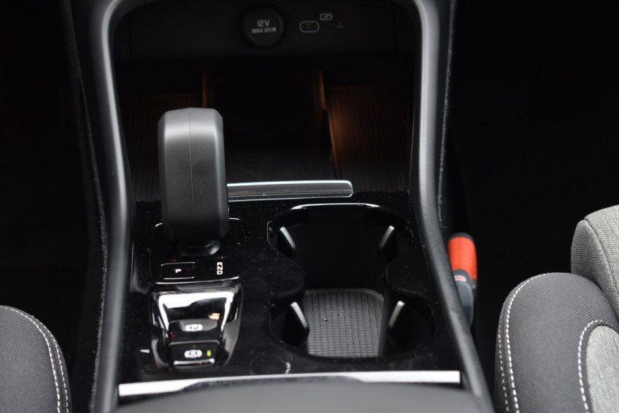 Volvo XC40 B4 211PK Automaat Plus Dark / Adaptieve Cruise control / Harman Kardon / Elektrisch verst. voorstoelen / Elektr. achterklep / Stoelverwarming / Stuurverwarming / Achteruitrijcamera / Wegklapbare trekhaak /