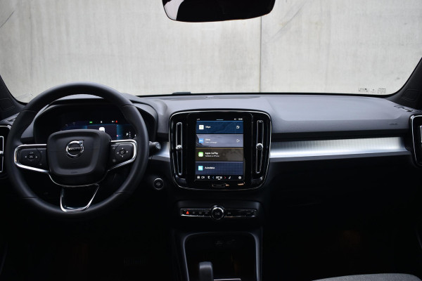 Volvo XC40 B4 211PK Automaat Plus Dark / Adaptieve Cruise control / Harman Kardon / Elektrisch verst. voorstoelen / Elektr. achterklep / Stoelverwarming / Stuurverwarming / Achteruitrijcamera / Wegklapbare trekhaak /