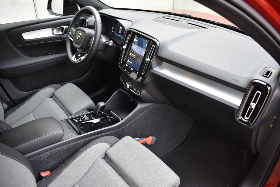 Volvo XC40 B4 211PK Automaat Plus Dark / Adaptieve Cruise control / Harman Kardon / Elektrisch verst. voorstoelen / Elektr. achterklep / Stoelverwarming / Stuurverwarming / Achteruitrijcamera / Wegklapbare trekhaak /