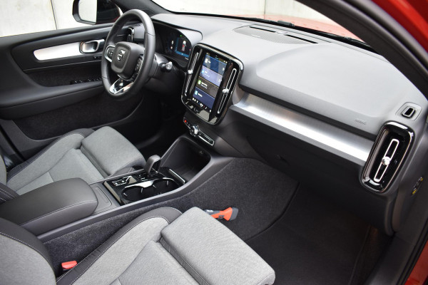 Volvo XC40 B4 211PK Automaat Plus Dark / Adaptieve Cruise control / Harman Kardon / Elektrisch verst. voorstoelen / Elektr. achterklep / Stoelverwarming / Stuurverwarming / Achteruitrijcamera / Wegklapbare trekhaak /
