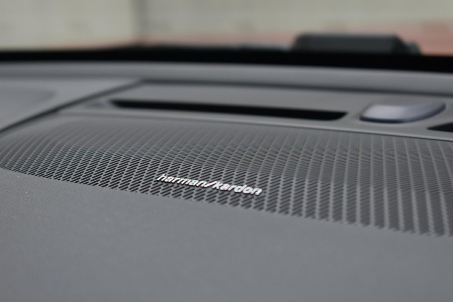 Volvo XC40 B4 211PK Automaat Plus Dark / Adaptieve Cruise control / Harman Kardon / Elektrisch verst. voorstoelen / Elektr. achterklep / Stoelverwarming / Stuurverwarming / Achteruitrijcamera / Wegklapbare trekhaak /