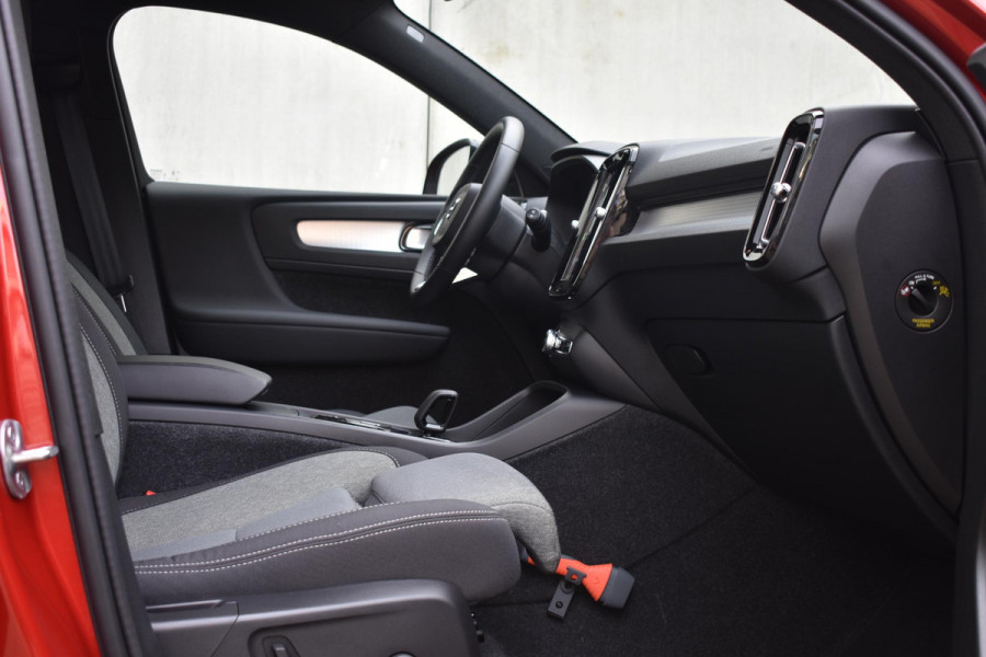 Volvo XC40 B4 211PK Automaat Plus Dark / Adaptieve Cruise control / Harman Kardon / Elektrisch verst. voorstoelen / Elektr. achterklep / Stoelverwarming / Stuurverwarming / Achteruitrijcamera / Wegklapbare trekhaak /