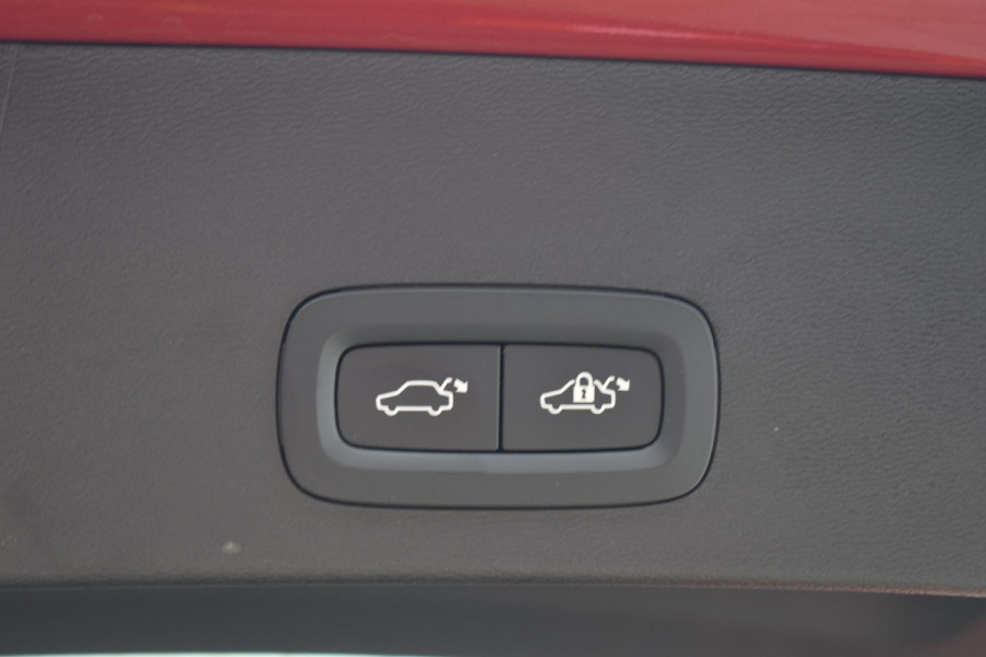Volvo XC40 B4 211PK Automaat Plus Dark / Adaptieve Cruise control / Harman Kardon / Elektrisch verst. voorstoelen / Elektr. achterklep / Stoelverwarming / Stuurverwarming / Achteruitrijcamera / Wegklapbare trekhaak /