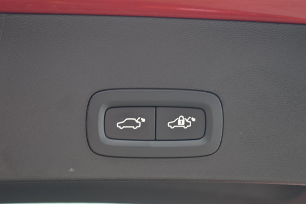 Volvo XC40 B4 211PK Automaat Plus Dark / Adaptieve Cruise control / Harman Kardon / Elektrisch verst. voorstoelen / Elektr. achterklep / Stoelverwarming / Stuurverwarming / Achteruitrijcamera / Wegklapbare trekhaak /
