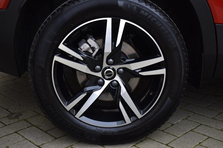Volvo XC40 B4 211PK Automaat Plus Dark / Adaptieve Cruise control / Harman Kardon / Elektrisch verst. voorstoelen / Elektr. achterklep / Stoelverwarming / Stuurverwarming / Achteruitrijcamera / Wegklapbare trekhaak /