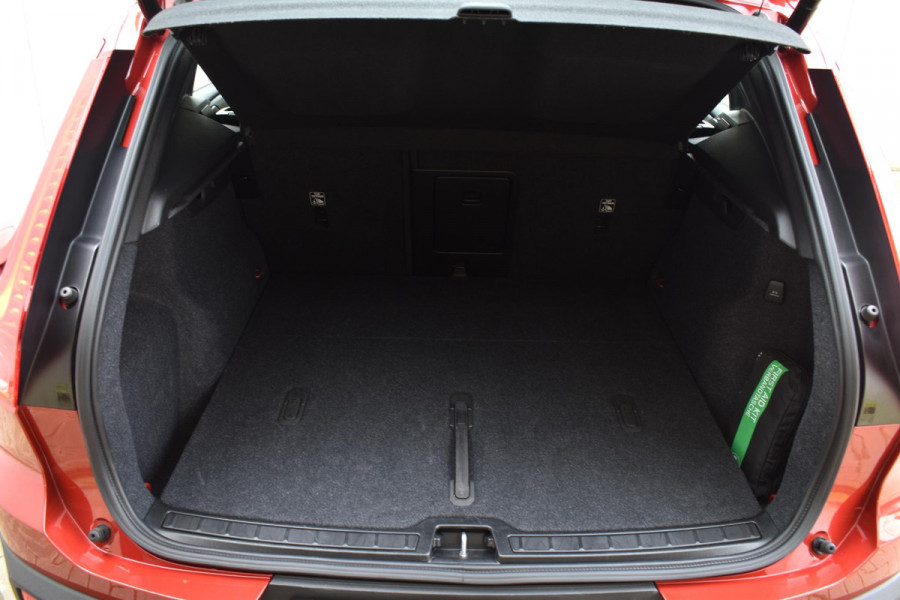 Volvo XC40 B4 211PK Automaat Plus Dark / Adaptieve Cruise control / Harman Kardon / Elektrisch verst. voorstoelen / Elektr. achterklep / Stoelverwarming / Stuurverwarming / Achteruitrijcamera / Wegklapbare trekhaak /