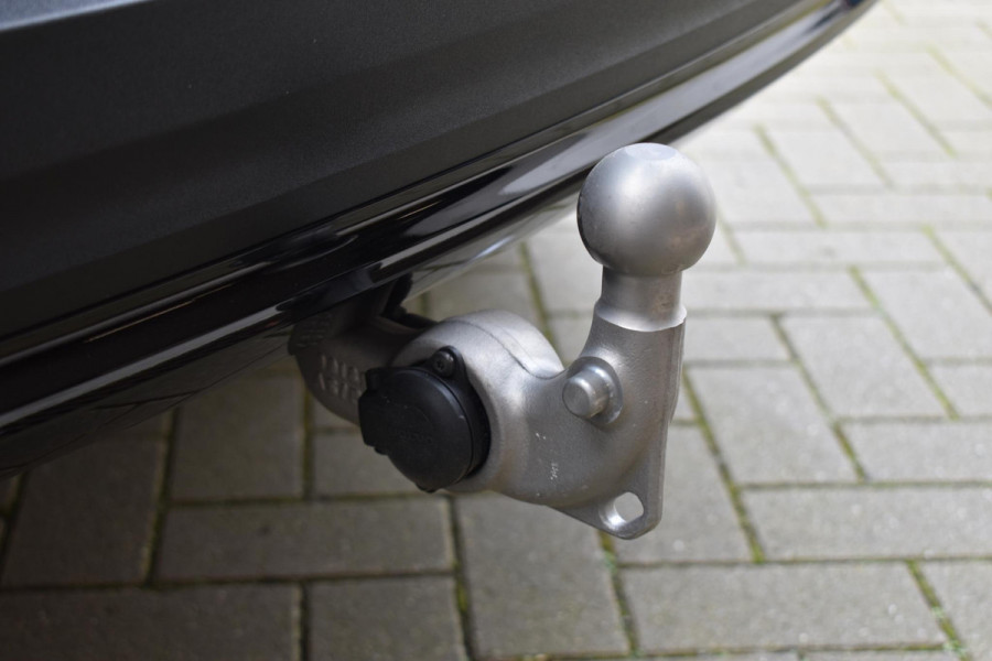 Volvo XC40 B4 211PK Automaat Plus Dark / Adaptieve Cruise control / Harman Kardon / Elektrisch verst. voorstoelen / Elektr. achterklep / Stoelverwarming / Stuurverwarming / Achteruitrijcamera / Wegklapbare trekhaak /