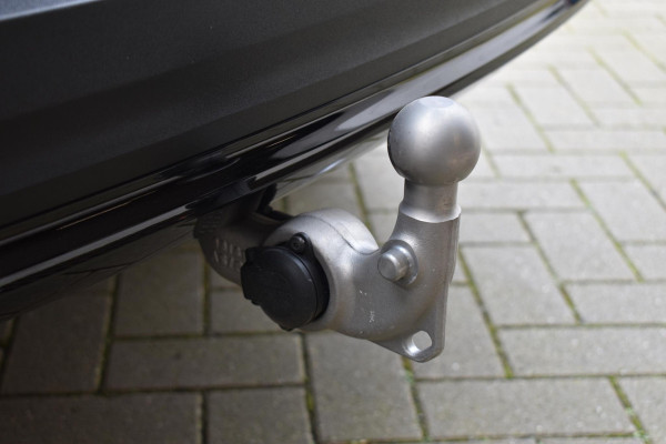 Volvo XC40 B4 211PK Automaat Plus Dark / Adaptieve Cruise control / Harman Kardon / Elektrisch verst. voorstoelen / Elektr. achterklep / Stoelverwarming / Stuurverwarming / Achteruitrijcamera / Wegklapbare trekhaak /