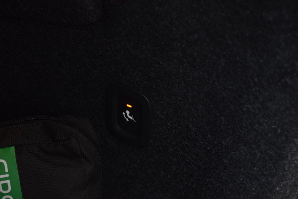 Volvo XC40 B4 211PK Automaat Plus Dark / Adaptieve Cruise control / Harman Kardon / Elektrisch verst. voorstoelen / Elektr. achterklep / Stoelverwarming / Stuurverwarming / Achteruitrijcamera / Wegklapbare trekhaak /