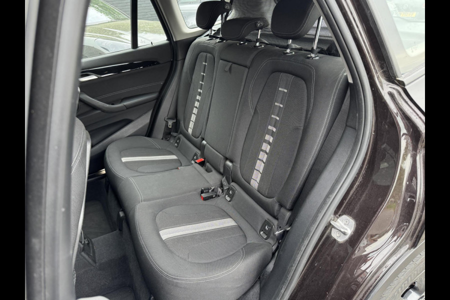 BMW X1 sDrive18i High Executive | Navigatie | Parkeersensoren | Afneembare Trekhaak | Elektrische Achterklep |