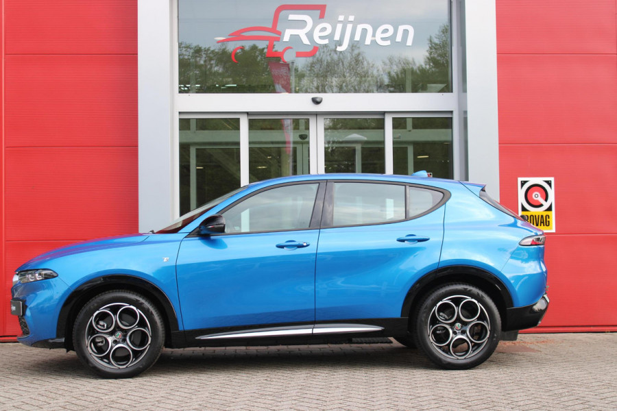 Alfa Romeo Tonale 1.5T 160PK AUTOMAAT Hybrid Ti | NIEUWE AUTO! | ELEKTRISCH BEDIENBARE VOORSTOELEN MET GEHEUGENFUNCTIE | HARMAN EN KARDON AUDIO | FULL LED KOPLAMPEN | 18" LICHTMETALEN VELGEN | CLIMATE CONTROL | NAVIGATIE | DRAADLOZE APPLE CARPLAY/ANDROID AUTO | ADAPTIVE CRUISE CONTROL | STOEL/STUUR VERWARMING | STOEL VENTILATIE | ELEKTRISCH BEDIENBARE ACHTERKLEP | DRAADLOZE TELEFOONLADER | KEYLESS ENTRY/START | PARKEERSENSOREN VOOR + ACHTER | ACHTERUITRIJ CAMERA |
