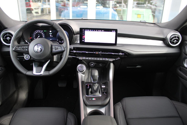 Alfa Romeo Tonale 1.5T 160PK AUTOMAAT Hybrid Ti | NIEUWE AUTO! | ELEKTRISCH BEDIENBARE VOORSTOELEN MET GEHEUGENFUNCTIE | HARMAN EN KARDON AUDIO | FULL LED KOPLAMPEN | 18" LICHTMETALEN VELGEN | CLIMATE CONTROL | NAVIGATIE | DRAADLOZE APPLE CARPLAY/ANDROID AUTO | ADAPTIVE CRUISE CONTROL | STOEL/STUUR VERWARMING | STOEL VENTILATIE | ELEKTRISCH BEDIENBARE ACHTERKLEP | DRAADLOZE TELEFOONLADER | KEYLESS ENTRY/START | PARKEERSENSOREN VOOR + ACHTER | ACHTERUITRIJ CAMERA |
