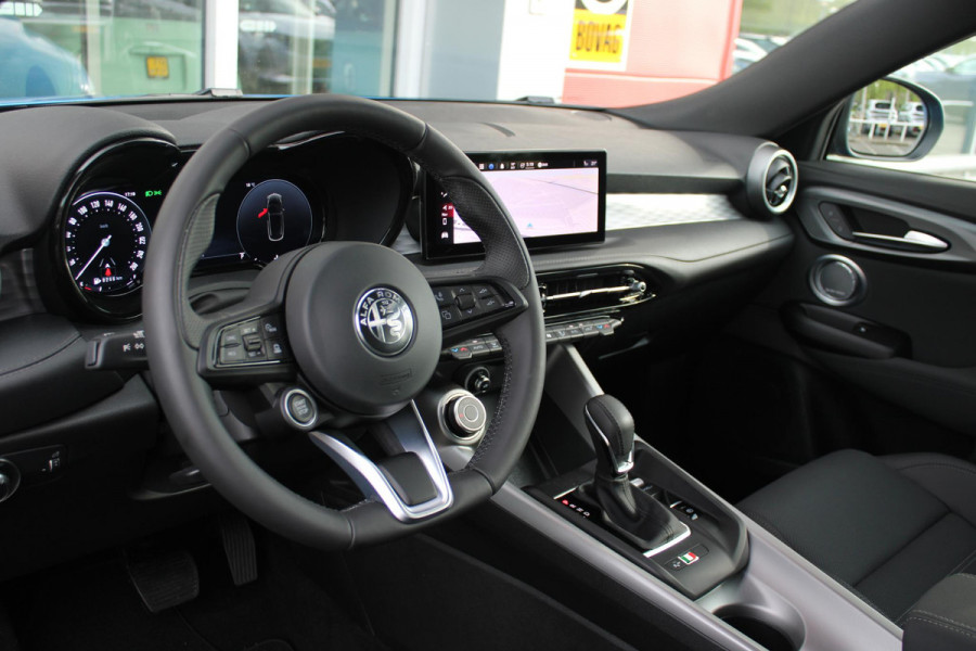 Alfa Romeo Tonale 1.5T 160PK AUTOMAAT Hybrid Ti | NIEUWE AUTO! | ELEKTRISCH BEDIENBARE VOORSTOELEN MET GEHEUGENFUNCTIE | HARMAN EN KARDON AUDIO | FULL LED KOPLAMPEN | 18" LICHTMETALEN VELGEN | CLIMATE CONTROL | NAVIGATIE | DRAADLOZE APPLE CARPLAY/ANDROID AUTO | ADAPTIVE CRUISE CONTROL | STOEL/STUUR VERWARMING | STOEL VENTILATIE | ELEKTRISCH BEDIENBARE ACHTERKLEP | DRAADLOZE TELEFOONLADER | KEYLESS ENTRY/START | PARKEERSENSOREN VOOR + ACHTER | ACHTERUITRIJ CAMERA |