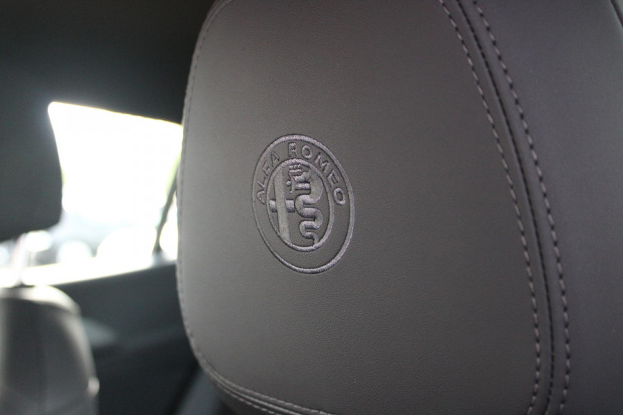 Alfa Romeo Tonale 1.5T 160PK AUTOMAAT Hybrid Ti | NIEUWE AUTO! | ELEKTRISCH BEDIENBARE VOORSTOELEN MET GEHEUGENFUNCTIE | HARMAN EN KARDON AUDIO | FULL LED KOPLAMPEN | 18" LICHTMETALEN VELGEN | CLIMATE CONTROL | NAVIGATIE | DRAADLOZE APPLE CARPLAY/ANDROID AUTO | ADAPTIVE CRUISE CONTROL | STOEL/STUUR VERWARMING | STOEL VENTILATIE | ELEKTRISCH BEDIENBARE ACHTERKLEP | DRAADLOZE TELEFOONLADER | KEYLESS ENTRY/START | PARKEERSENSOREN VOOR + ACHTER | ACHTERUITRIJ CAMERA |