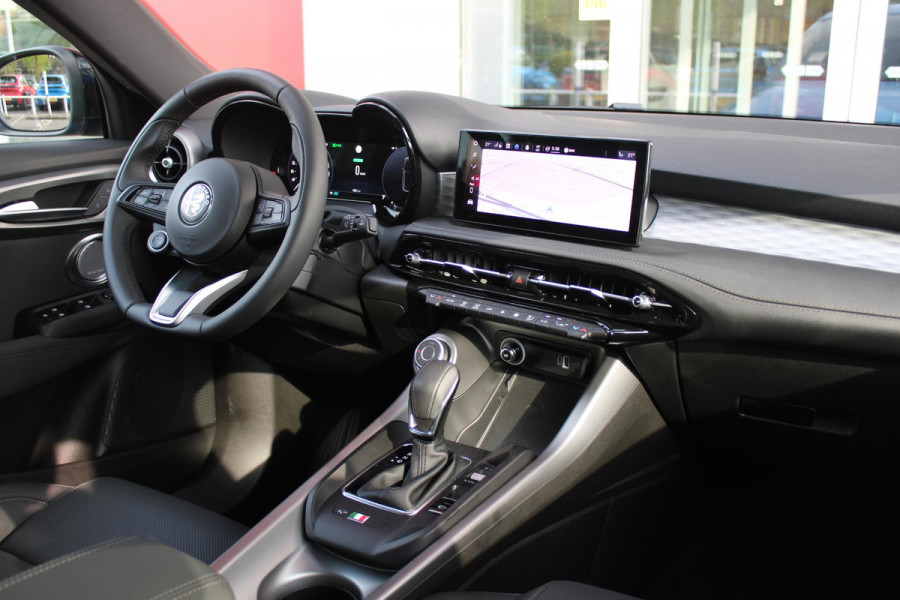 Alfa Romeo Tonale 1.5T 160PK AUTOMAAT Hybrid Ti | NIEUWE AUTO! | ELEKTRISCH BEDIENBARE VOORSTOELEN MET GEHEUGENFUNCTIE | HARMAN EN KARDON AUDIO | FULL LED KOPLAMPEN | 18" LICHTMETALEN VELGEN | CLIMATE CONTROL | NAVIGATIE | DRAADLOZE APPLE CARPLAY/ANDROID AUTO | ADAPTIVE CRUISE CONTROL | STOEL/STUUR VERWARMING | STOEL VENTILATIE | ELEKTRISCH BEDIENBARE ACHTERKLEP | DRAADLOZE TELEFOONLADER | KEYLESS ENTRY/START | PARKEERSENSOREN VOOR + ACHTER | ACHTERUITRIJ CAMERA |