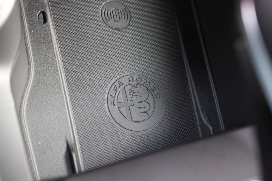 Alfa Romeo Tonale 1.5T 160PK AUTOMAAT Hybrid Ti | NIEUWE AUTO! | ELEKTRISCH BEDIENBARE VOORSTOELEN MET GEHEUGENFUNCTIE | HARMAN EN KARDON AUDIO | FULL LED KOPLAMPEN | 18" LICHTMETALEN VELGEN | CLIMATE CONTROL | NAVIGATIE | DRAADLOZE APPLE CARPLAY/ANDROID AUTO | ADAPTIVE CRUISE CONTROL | STOEL/STUUR VERWARMING | STOEL VENTILATIE | ELEKTRISCH BEDIENBARE ACHTERKLEP | DRAADLOZE TELEFOONLADER | KEYLESS ENTRY/START | PARKEERSENSOREN VOOR + ACHTER | ACHTERUITRIJ CAMERA |