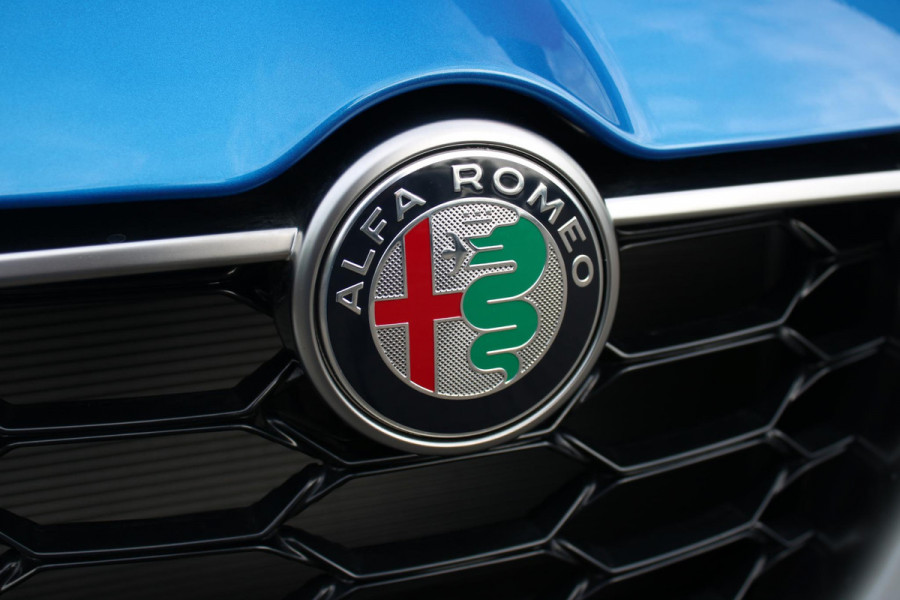 Alfa Romeo Tonale 1.5T 160PK AUTOMAAT Hybrid Ti | NIEUWE AUTO! | ELEKTRISCH BEDIENBARE VOORSTOELEN MET GEHEUGENFUNCTIE | HARMAN EN KARDON AUDIO | FULL LED KOPLAMPEN | 18" LICHTMETALEN VELGEN | CLIMATE CONTROL | NAVIGATIE | DRAADLOZE APPLE CARPLAY/ANDROID AUTO | ADAPTIVE CRUISE CONTROL | STOEL/STUUR VERWARMING | STOEL VENTILATIE | ELEKTRISCH BEDIENBARE ACHTERKLEP | DRAADLOZE TELEFOONLADER | KEYLESS ENTRY/START | PARKEERSENSOREN VOOR + ACHTER | ACHTERUITRIJ CAMERA |