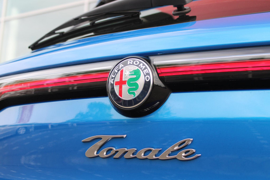Alfa Romeo Tonale 1.5T 160PK AUTOMAAT Hybrid Ti | NIEUWE AUTO! | ELEKTRISCH BEDIENBARE VOORSTOELEN MET GEHEUGENFUNCTIE | HARMAN EN KARDON AUDIO | FULL LED KOPLAMPEN | 18" LICHTMETALEN VELGEN | CLIMATE CONTROL | NAVIGATIE | DRAADLOZE APPLE CARPLAY/ANDROID AUTO | ADAPTIVE CRUISE CONTROL | STOEL/STUUR VERWARMING | STOEL VENTILATIE | ELEKTRISCH BEDIENBARE ACHTERKLEP | DRAADLOZE TELEFOONLADER | KEYLESS ENTRY/START | PARKEERSENSOREN VOOR + ACHTER | ACHTERUITRIJ CAMERA |