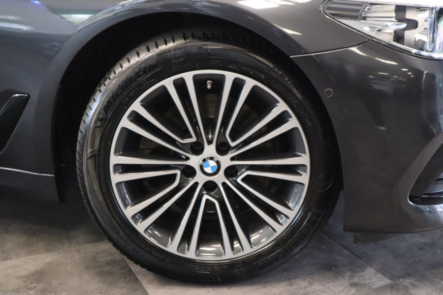 BMW 5 Serie Touring 520i High Executive Navigatie CruiseControl 18LMV Stoel / Stuur verwarming el trekhaak