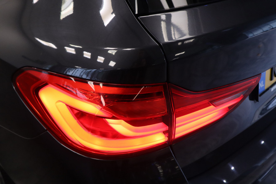 BMW 5 Serie Touring 520i High Executive Navigatie CruiseControl 18LMV Stoel / Stuur verwarming el trekhaak
