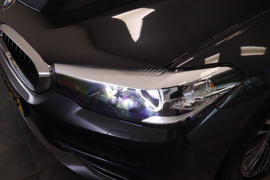 BMW 5 Serie Touring 520i High Executive Navigatie CruiseControl 18LMV Stoel / Stuur verwarming el trekhaak