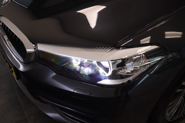BMW 5 Serie Touring 520i High Executive Navigatie CruiseControl 18LMV Stoel / Stuur verwarming el trekhaak