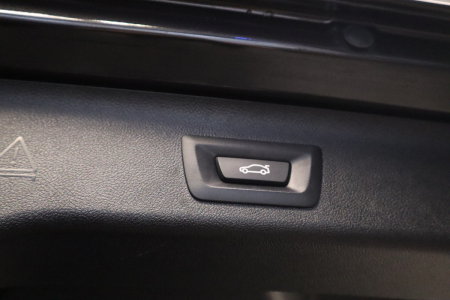 BMW 5 Serie Touring 520i High Executive Navigatie CruiseControl 18LMV Stoel / Stuur verwarming el trekhaak