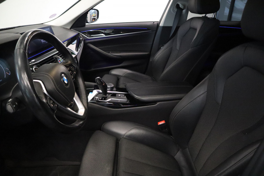 BMW 5 Serie Touring 520i High Executive Navigatie CruiseControl 18LMV Stoel / Stuur verwarming el trekhaak