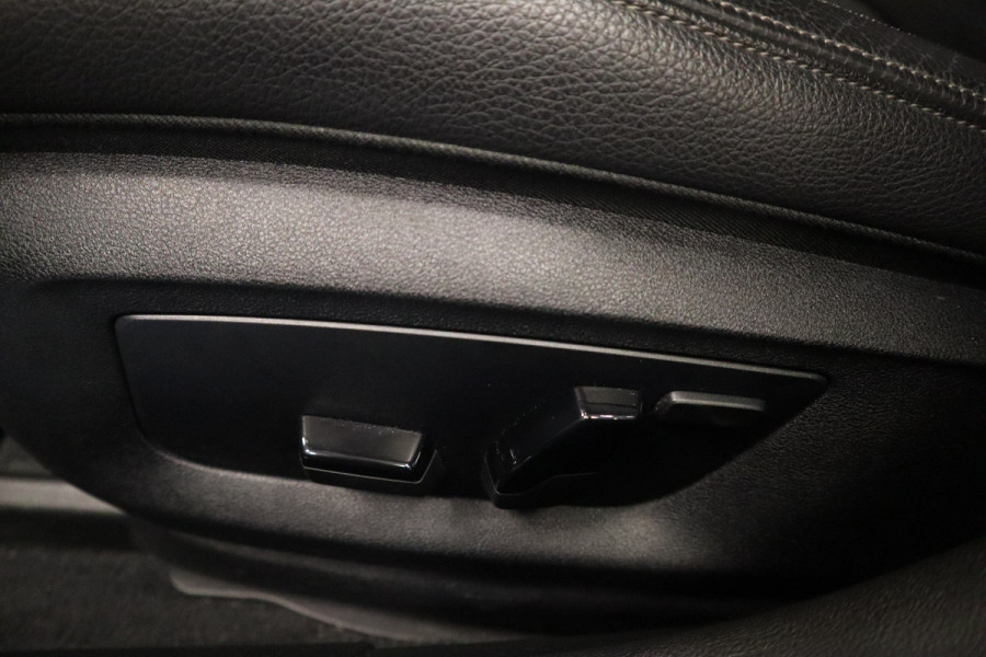 BMW 5 Serie Touring 520i High Executive Navigatie CruiseControl 18LMV Stoel / Stuur verwarming el trekhaak