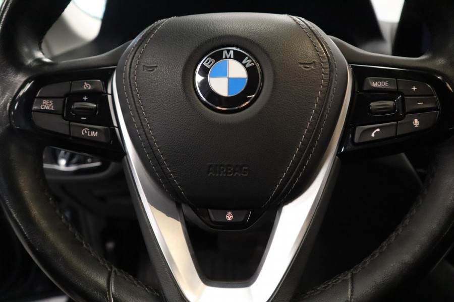 BMW 5 Serie Touring 520i High Executive Navigatie CruiseControl 18LMV Stoel / Stuur verwarming el trekhaak